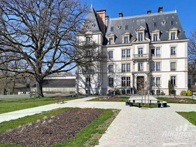 Bien de prestige en château situé au rdc 220 m2 aux presta