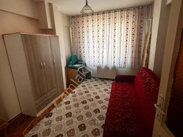 Reşadiye Mah Kat 1 Arakat 3+1 130 M2 25 Yasında 2,600 Bın