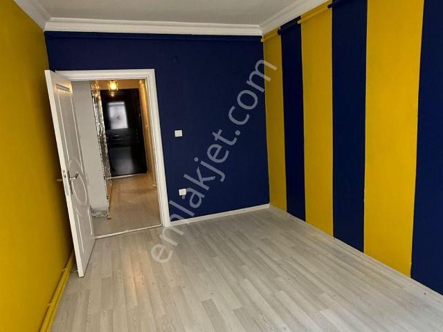 Reşadiye Mah Kat 2 3+1 145 M2 25 Yaş Asansörlü 20 Bın