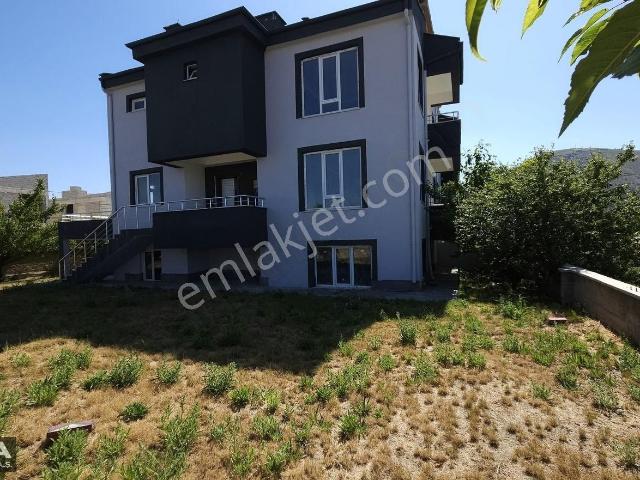 Reşadiye'de Huzurlu Bir Yaşam Alanı Arayana 8+1 Villa