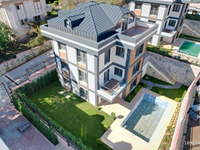 REŞADİYE KÖYÜNDE ORMAN MANZARALI SATILIK LÜKS VİLLA !