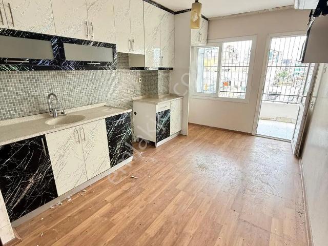 Reşatbey Mahallesinde Ev Ve İşyeri Olmaya Uygun Kiralık Daire