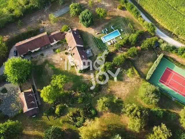 Rémalard en perche, isolé en campagne, ancien corps de ferme avec maisons d'amis, piscine chauffée, tennis, ma
