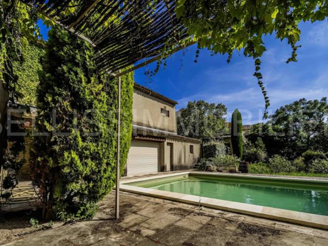 Remarquable demeure de village avec piscine et jardin arboré