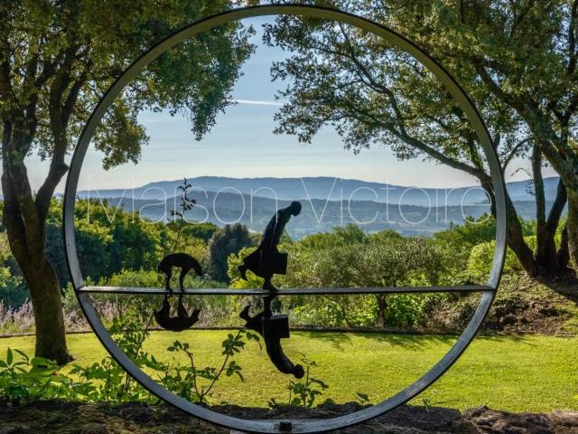 Remarquable hameau du Luberon avec vues panoramiques. 532m² Gordes