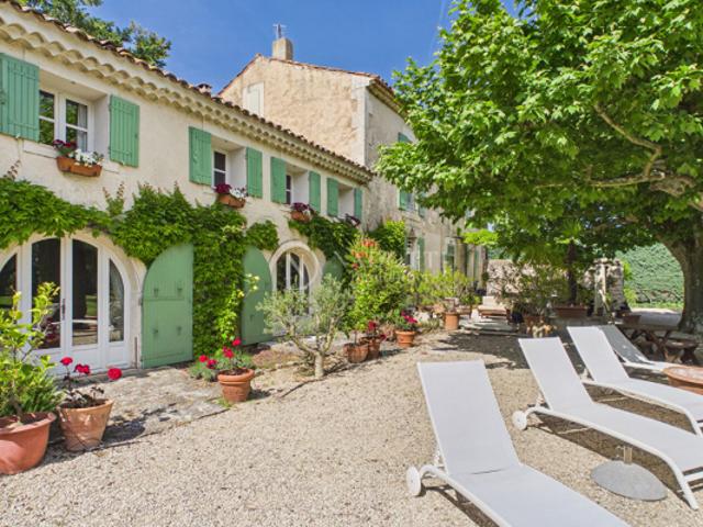 Remarquable mas de caractère aux portes du LUBERON