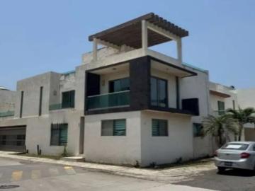 Remato casa en 3 niveles en lomas del sol Alvarado Veracruz