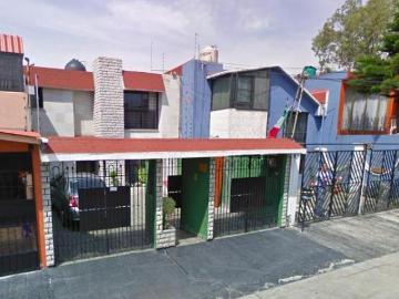 REMATO CASA MITAD DE RPECIO CERCA DE MULTIPLAZA ARBOLEDAS EN VALLE DORADO