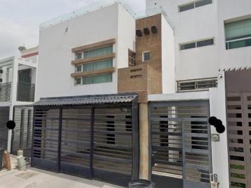 Venta de Casa cerca a Plaza Cumbres en Monterrey Nuevo León