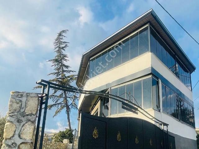 Remax Toros'tan Çelebili'de Gölet Manzaralı Lüks 3 Katlı Villa