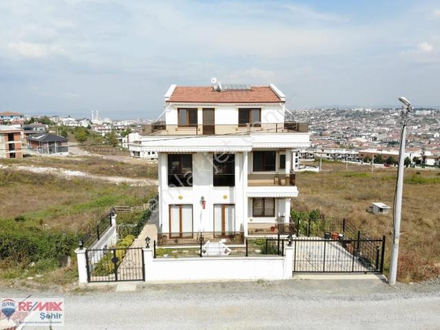 Remax Yalova'dan Merkez Deniz Manzaralı Net 600m2 Villa