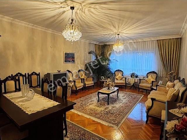 Remax Çağan'dan Merkezi Konumlu Satılık 3+1 Daire
