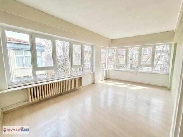 Remax Anı 'dan Beşiktaş Türkali Caddesi 'nde Satılık 4+1 Daire
