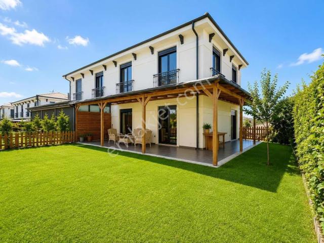 Remax Anka'dan Bahçeli Yaşam Sitesinde Geniş Bahçeli Villa