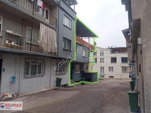 Remax Area'dan Bağlarbaşı'nda Satılık İki Katlı, Bodrumlu Bina