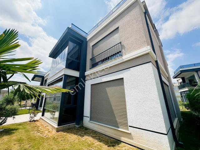 Remax Ayfer Sever'den 323 M2 Satılık Havuzlu Villa