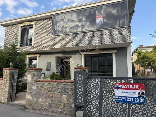 Remax Desıgn Erenler'de Satılık Dubleks Lüks 5+1 Villa