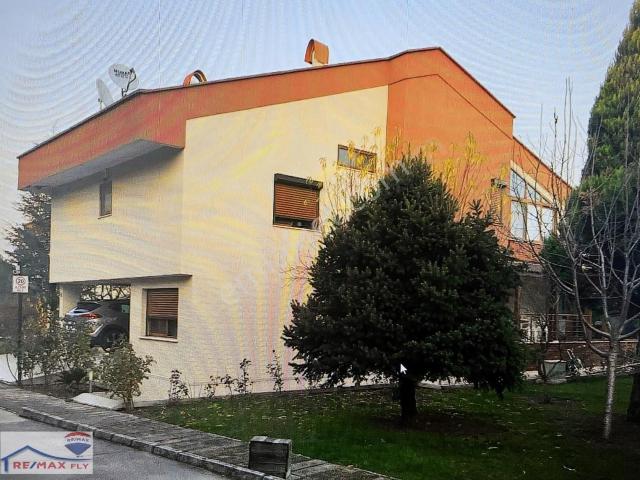 Re/max Fly'dan Site İçerisinde Tripleks Nezih Villa