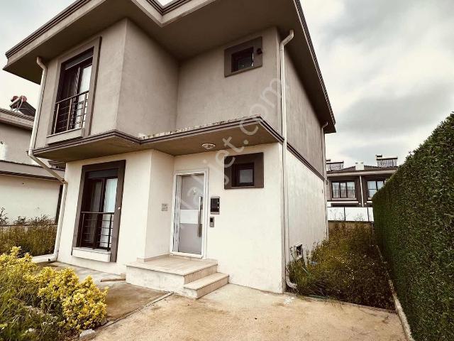 Remax Hür Halil Öztürk Kaynarca Başoğlu'nda Satılık Villa
