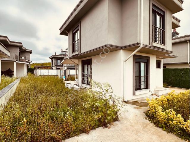 Remax Hür Halil Öztürk’ten Kaynarca Başoğlunda Deniz Gören Havuzlu Villa