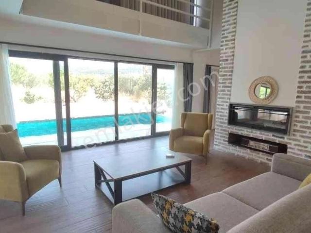 Re/max İnci'den Babakale'de Havuzlu Tripleks Eşyalı Satılık Villa