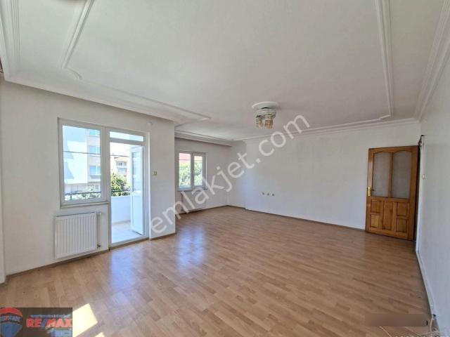 Re/max İnci'den Beyoğlu Caddesi Üzeri Kiralık 3+1 Daire