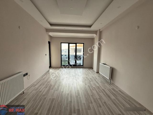 Re/max İnci'den Gop. Ayrı Mutfaklı Teraslı Geniş Kiralık 1+1