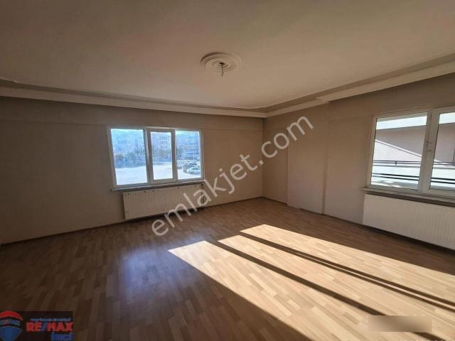 Re/max İnci'den Karesi Toygar Mah. Damla Sitesinde Satılık 2+1 Daire