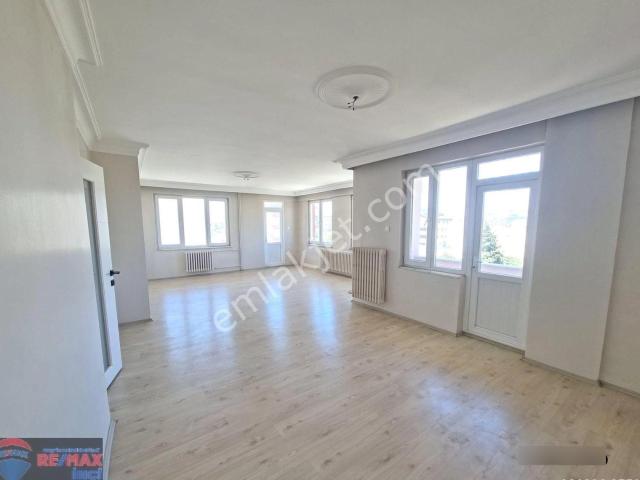Re/max İnci'den Paşaalanı Mah. Site İçinde Satılık Geniş 3+1 Daire