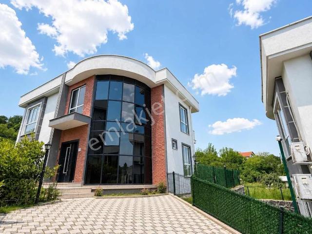 Remax İlknur Doğan Site İçinde Lüks Kiralık Villa