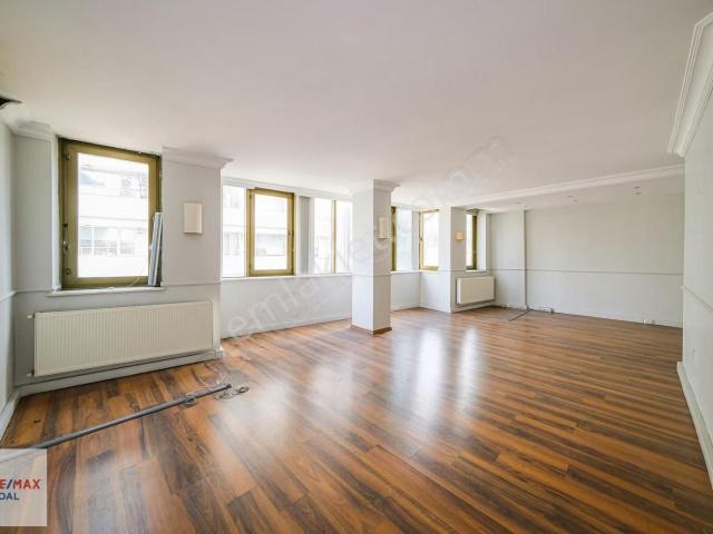 Remax Şirvan'dan Şişli'de Ana Cadde Üzerinde Satılık 3+1 Ofis