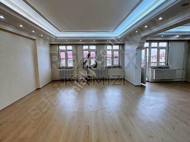 Re/max Kırmızı'dan Terminal Cad. 'de Satılık 6+1 Dubleks Daire
