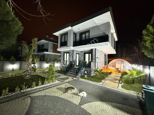 Re/max Kıyı'dan ^evren Tatil Sitesinde Tam Müstakil Lüks Villa