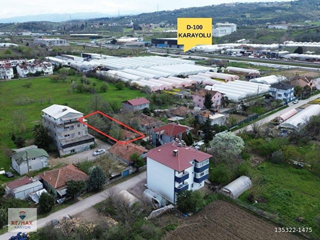 Remax Kanyon TersanelerSeralar Arasında İçinde Ev Olan Tarla