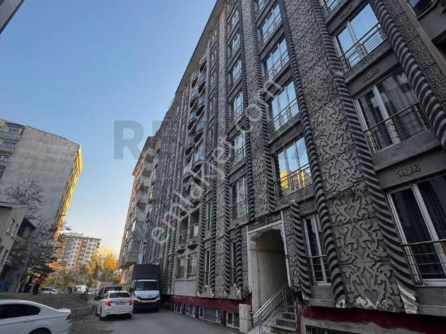 Re/max Lacivert'ten Yakutiye'de Eşyalı Satılık 3+1 Daire