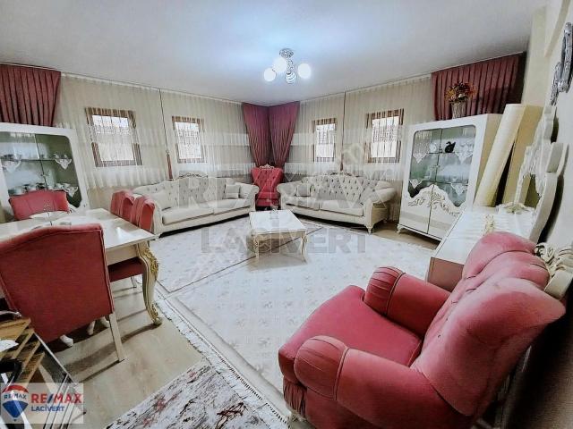 Re/max Lacivert'ten Dadaşkent'de Satılık 4+1 Bodrum Kat Daire