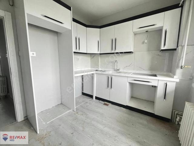 Remax Mid İzmir Yolunda Satılık Ara Kat 2+1 Masrafsız Daire
