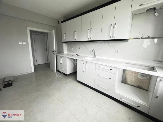 Remax Mid İzmir Yolunda Tadilatlı 2+1 Satılık Daire