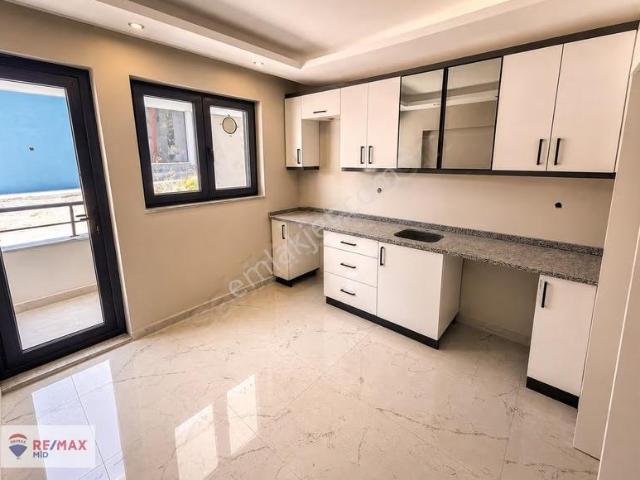 Re/max Midden Kuvayi Milliyede 5+1 Tripleks Villa