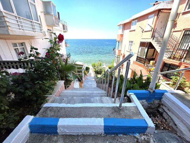 Remaxtan Satılık Plaja Sıfır Deniz Manzaralı 250 M2 Daire