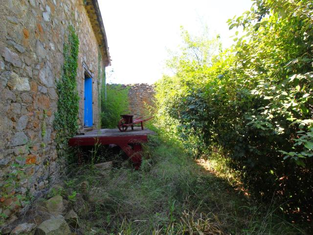 Remise offrant un potentiel exceptionnel de transformation à Gabian I jusqu’à 650 m² habitables possibles I jardin I 140 000 €