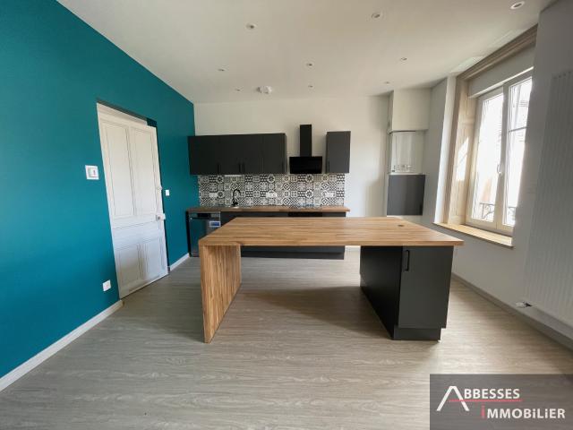 REMIREMONT Centre: Appartement F3 refait à neuf avec terrasse