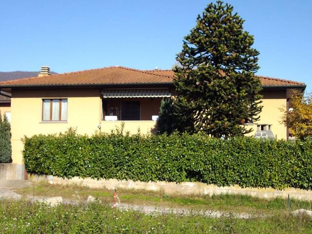 Rent a 5 ½ rooms villa in Stabio Flatfox