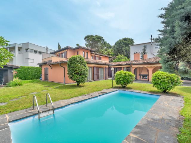 Rent a 8 ½ rooms villa in Collina d'Oro Flatfox