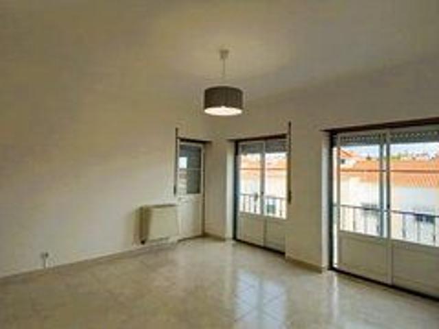 Rent Apartment 2 bedrooms in the center Ericeira Mafra quiet area, garage, great location, central heating, boiler, parking space, kitchen, store room