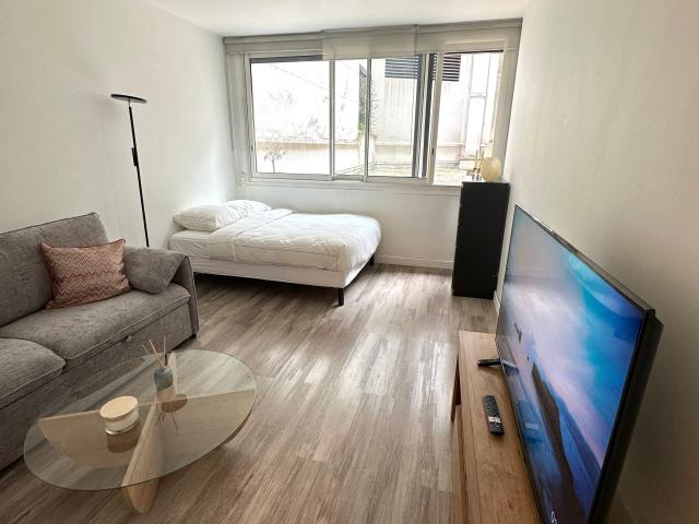 Rent superb Studio fully equipped Paris 16 Victor Hugo with elevator