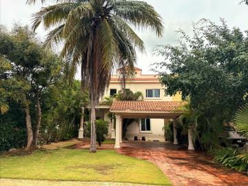 Renta amplia casa sin muebles con alberca en Playa Magna