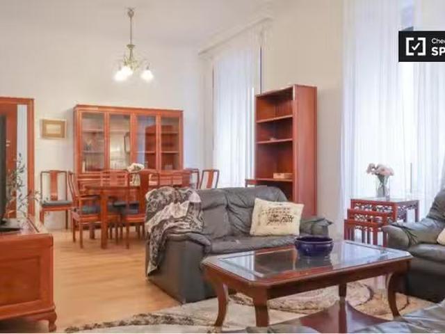 Bonito Apartamento de 3 dormitorios con balcón en alquiler C.