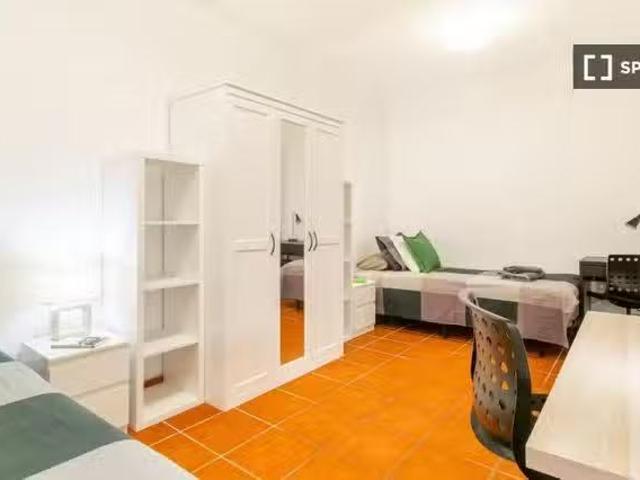 Bonito Cama en alquiler en habitación compartida en Bellaterra.