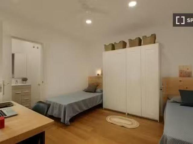 ¡En alquiler! Cama en habitación compartida en piso de 6 habit.